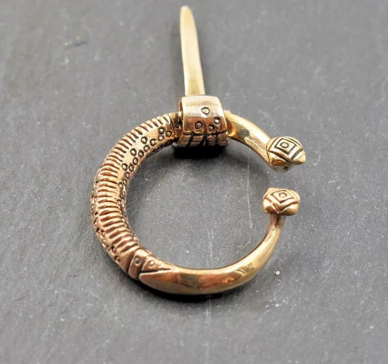 Kleine nordische Ringfibel aus Bronze von Belanas Schatzkiste mit geöffneter Nadel